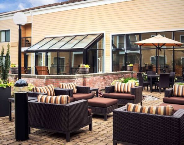 Sonesta Select Seattle Bellevue Redmond’s terrace is decorated with plants and provides armchairs and coffee tables.