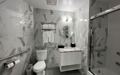 Guest bathroom with shower at Starlight hotel. 