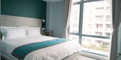 Delux king room overlooking the city. 