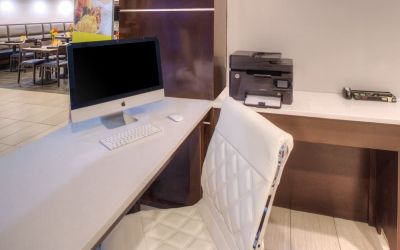 Business center at Holiday Inn Belcamp - Aberdeen Area.
