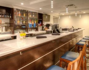 Bar and coworking space at Holiday Inn Belcamp - Aberdeen Area.