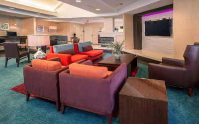 The hotel’s lobby lounge features comfortable chairs facing a widescreen, wall-mounted TV, with coffee tables close at hand.