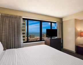 Sonesta ES Suites Chicago Downtown Magnificent Mile - Medical double bed guest room, including windows and a TV.