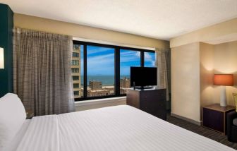 Sonesta ES Suites Chicago Downtown Magnificent Mile - Medical double bed guest room, including windows and a TV.