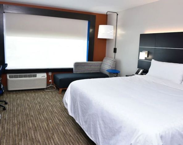 Day room with natural light at Holiday Inn Express & Suites Bensenville - O'Hare.