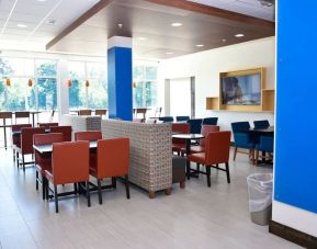 Dining and coworking space at Holiday Inn Express & Suites Bensenville - O'Hare.
