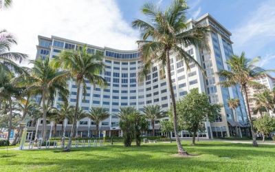 Sonesta Fort Lauderdale Beach’s exterior has extensive greenery, including numerous palm trees.