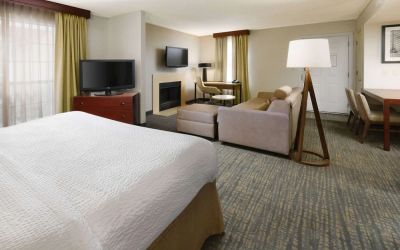 King room with lounge area at Sonesta ES Suites Albuquerque.