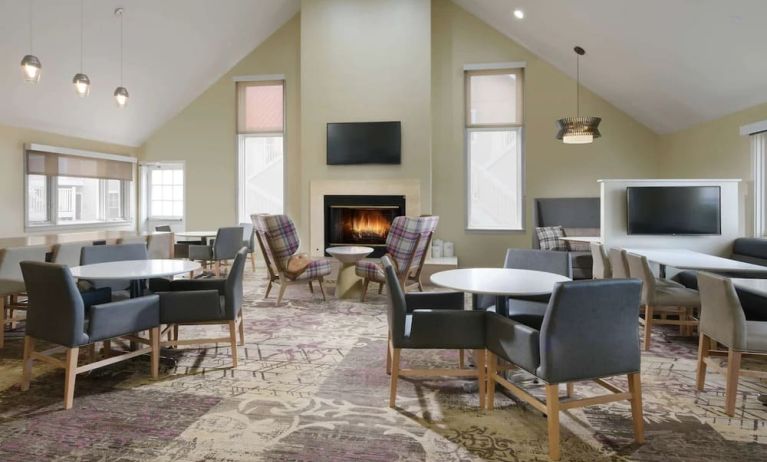 Dining and coworking space at Sonesta ES Suites Albuquerque.