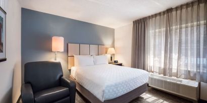 Day use room with natural light at Sonesta Simply Suites Detroit Warren.