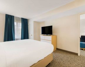 Double bed guest room in Sonesta ES Suites Charlotte Arrowood, including window and television.