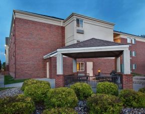 The hotel’s gazebo offers barbecue facilities and outdoor seating, under cover, for dining and socializing.