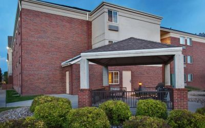 The hotel’s gazebo offers barbecue facilities and outdoor seating, under cover, for dining and socializing.