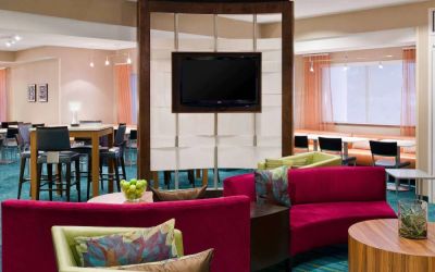Sonesta Select Seattle Renton’s lobby lounge has comfortable seating, coffee tables, and a wall-mounted TV.