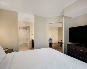 Double bed guest room in Sonesta ES Suites Parsippany Morris Plains, featuring ensuite bathroom and large television.