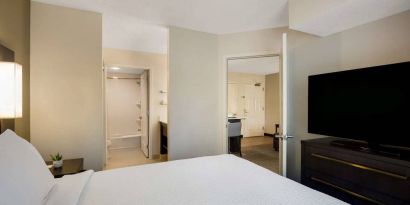 Double bed guest room in Sonesta ES Suites Parsippany Morris Plains, featuring ensuite bathroom and large television.