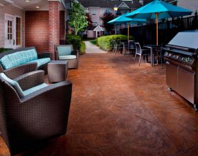 Sonesta ES Suites Birmingham Homewood’s patio has barbecue facilities in addition to a mix of armchair and sofa seating, and shaded tables and chairs.