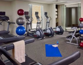 The fitness center in Sonesta Bee Cave Austin offers both free weights and various exercise machines, in addition to gym balls.