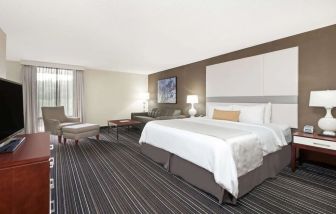 King room at Sonesta Atlanta Northwest Galleria.