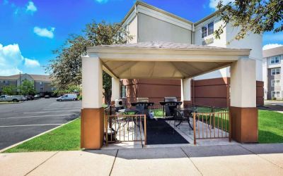 Sonesta Simply Suites St Louis Earth City’s gazebo provides tables and chairs alongside barbecue facilities, all under cover.