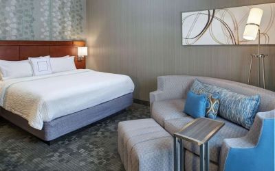 King room at Sonesta Select Milwaukee Brookfield.