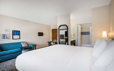 Double bed guest room in Sonesta ES Suites Denver South - Park Meadows, including sofa, mirror, coffee table, and ensuite bathroom.