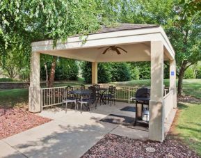 Sonesta Simply Suites Atlanta Gwinnett Place’s gazebo has a ceiling fan, barbecue, and tables and chairs where guests can dine and socialize.