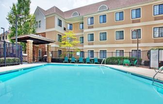 Sonesta ES Suites Atlanta Alpharetta Avalon’s outdoor pool has tables and chairs nearby, and is just a few steps from the gazebo and its barbecue facilities.