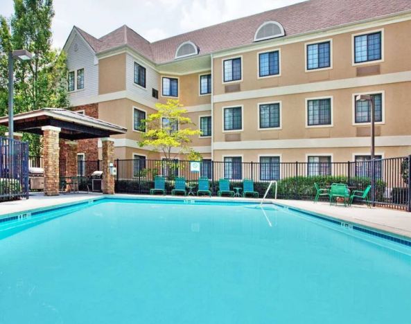 Sonesta ES Suites Atlanta Alpharetta Avalon’s outdoor pool has tables and chairs nearby, and is just a few steps from the gazebo and its barbecue facilities.