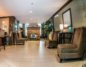 Sonesta ES Suites Atlanta Alpharetta Avalon’s common area lounge is furnished with comfortable seating, potted plants, and a fireplace.