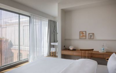Relaxing king room at Wilmina Hotel.