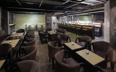 Dining and coworking space at Apo View Hotel.