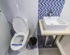 Guest bathroom in Dreamworld Araneta, including lavatory, sink, and bath.