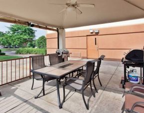 Sonesta Simply Suites Oklahoma City Airport’s gazebo features a ceiling fan, barbecues, and a table and chairs.
