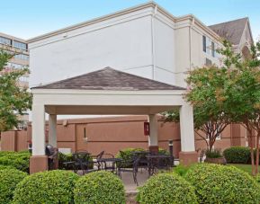 Sonesta Simply Suites Houston CityCentre I-10 West’s gazebo has tables, chairs, and barbecues, and is surrounded by pleasant greenery.