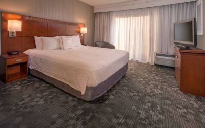 Double bed guest room in Sonesta Select Columbia, including a large window, chair, and TV.