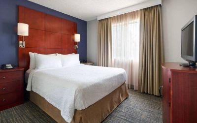 Double bed guest room in Sonesta ES Suites Annapolis, including a TV and window.