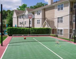 The hotel’s sports court can be used for either basketball or tennis, and is adjacent to pleasant greenery.