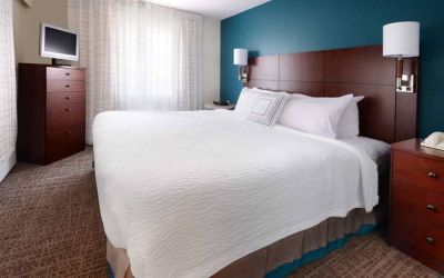 Double bed guest room in Sonesta ES Suites Dallas Medical Market Center, featuring a television and a window.