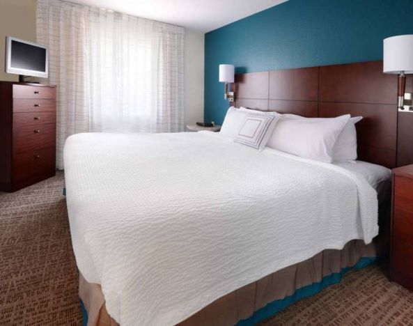 Double bed guest room in Sonesta ES Suites Dallas Medical Market Center, featuring a television and a window.