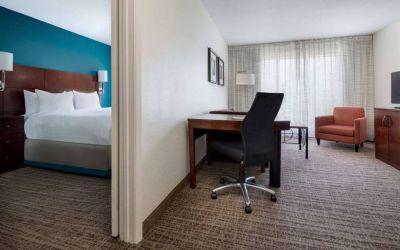 Sonesta ES Suites Dallas Medical Market Center double bed guest room, including a workspace desk and chair.