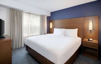 Double bed guest room in Sonesta ES Suites Atlanta Alpharetta North Point Mall, including TV and window.