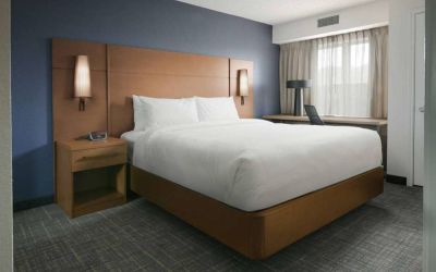 Double bed guest room in Sonesta ES Suites Fort Worth Fossil Creek, with chair, desk, and window.