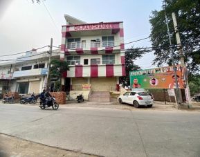 Hotel exterior and parking at Pradhan Stay Sohna Near Bus Stand.