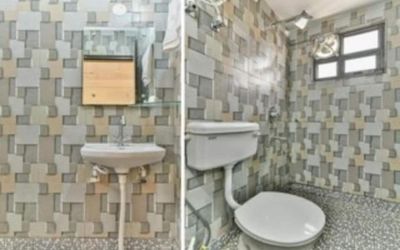 Private guest bathroom at Hotel Smart Stay.