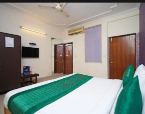 Day use room with TV and AC at Hotel Smart Stay. 