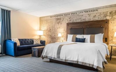 King bed with natural light at EnVision Hotel St. Paul South.