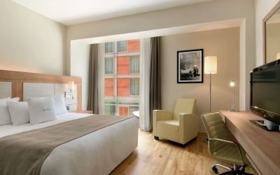 King room with TV at DoubleTree By Hilton Milan.