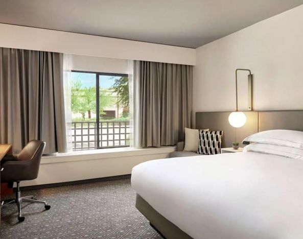 Romantic king room at Hilton Scottsdale Resort & Villas.