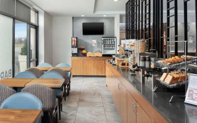 Dining and coworking space at Fairfield Inn & Suites By Marriott New York Staten Island.